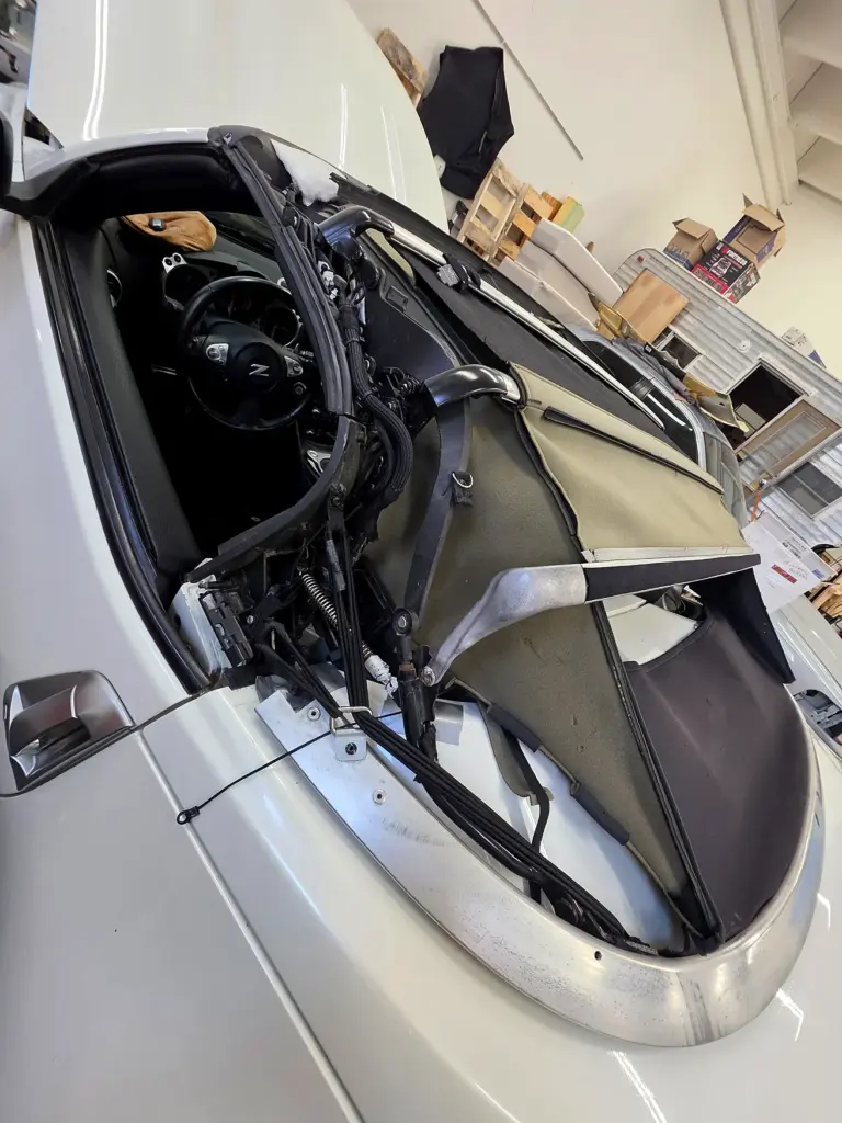 Nissan 370Z convertible top mechanism and roof frame components